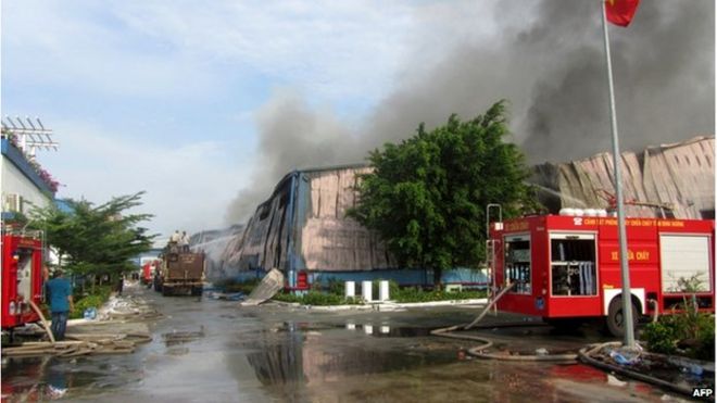 На этой фотографии, сделанной 14 мая, видно, как на тайваньской мебельной фабрике в Бинь Дуонге развевается дым, когда антикитайские демонстранты подожгли во Вьетнаме более десятка фабрик, сообщают государственные СМИ.
