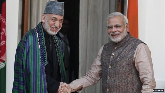 Премьер-министр Нарендра Моди с президентом Афганистана Хамидом Карзаем перед началом их встречи в Дели 27 мая 2014 года.