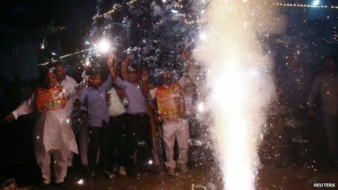 Сторонники BJP зажгли фейерверк в честь присяги Нарендры Моди возле штаб-квартиры BJP в Дели 26 мая 2014 года