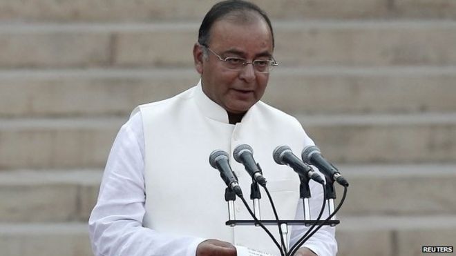 Арун Джейтли принимает присягу в качестве министра в президентском дворце в Нью-Дели 26 мая 2014 года.