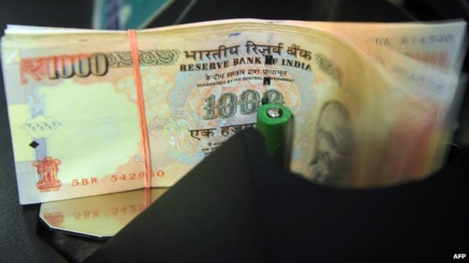 Индийские банкноты подсчитываются