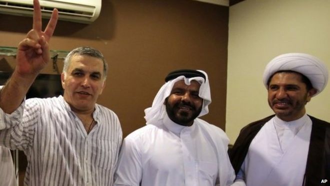 Набиль Раджаб (слева) празднует свое освобождение из тюрьмы вместе с Усамой Тамимом (в центре) и шейхом Али Салманом (справа) в Бани Джамре, Бахрейн (24 мая 2014 года)
