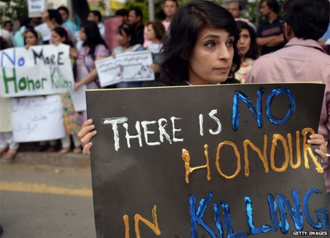 Пакистанские правозащитники держат плакаты во время акции протеста в Исламабаде 29 мая 2014 года против убийства беременной женщины. Фарзана Парвин была избита до смерти членами своей семьи за то, что она вышла замуж за мужчину по своему выбору в Лахоре