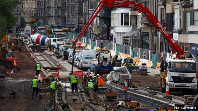 Рабочие продолжают работы над проектом трамвая в Эдинбурге на Принцесс-стрит 30 сентября 2009 года в Эдинбурге, Шотландия