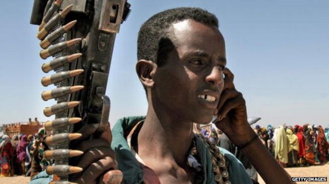 Сомалийский боевик разговаривает по мобильному телефону