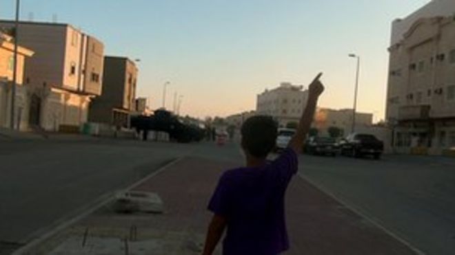 Мальчик указывает на саудовский контрольно-пропускной пункт