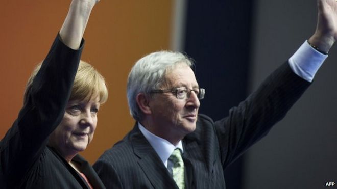 Канцлер Германии Ангела Меркель (слева) и бывший премьер-министр Люксембурга Жан-Клод Юнкер (справа) машут на митинге в Берлине 5 апреля 2014 года