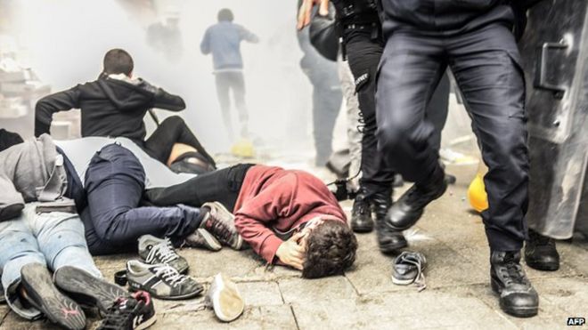 Полиция стреляет слезоточивым газом во время уличных акций протеста в Турции (май 2014 г.)