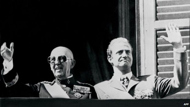 Октябрь 1975 г. Фото тогдашнего главы испанского государства генерала Франциско Франко (слева) с принцем Хуаном Карлосом, приветствующим толпу в Мадриде