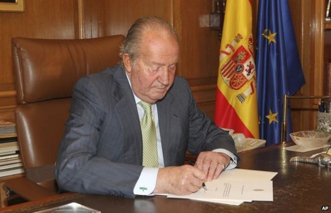 Король Хуан Карлос подписывает свое отречение