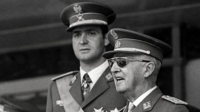 На фотографии, сделанной 10 июня 1971 года, изображены принц Хуан Карлос из Бурбона (слева) и глава испанского генерала Франсиско Франко (справа) на параде Победы в Мадриде