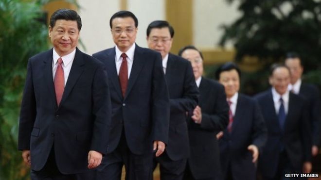(L-R) Си Цзиньпин, Ли Кэцян, Чжан Дэцзян, Юй Чжэншэн, Лю Юньшань, Ван Цишань и Чжан Гаоли приветствуют СМИ в Большом зале народных собраний 15 ноября 2012 года в Пекине, Китай.