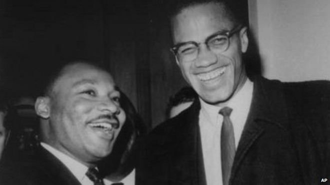 Мартин Лютер Кинг (слева) и Малкольм Икс, глава новой группы, известной как Мусульманская мечеть, Inc., улыбаются фотографам 26 марта 1964 года