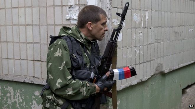 Пророссийский держит свое оружие во время столкновений с украинскими войсками на окраине Луганска, Украина, понедельник, 2 июня