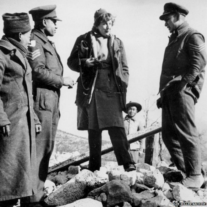 Марта Геллхорн разговаривает с солдатами в Италии во время Второй мировой войны