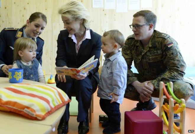 Министр обороны Германии Урсула фон дер Лейен встречает детей на открытии армейского питомника в Мюнхене, 12 мая