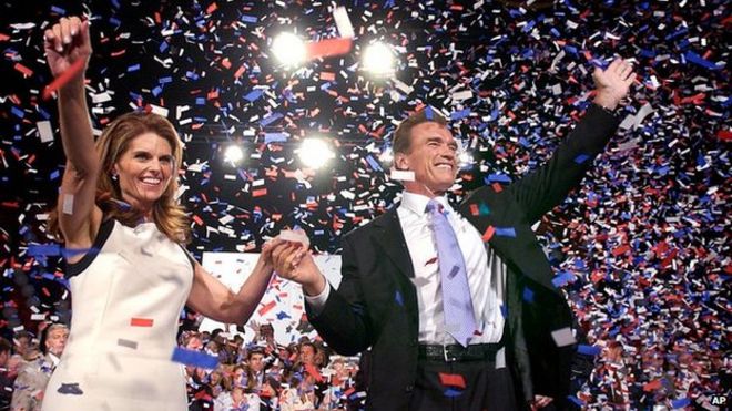 К республиканцу Арнольду Шварценеггеру присоединяется жена Мария Шрайвер, которая празднует свою победу на выборах губернатора Калифорнии в Лос-Анджелес, вторник, 7 октября 2003 г.