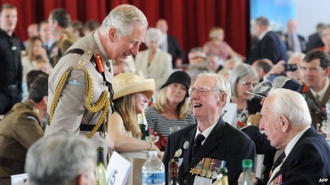 Принц Чарльз общается с ветеранами