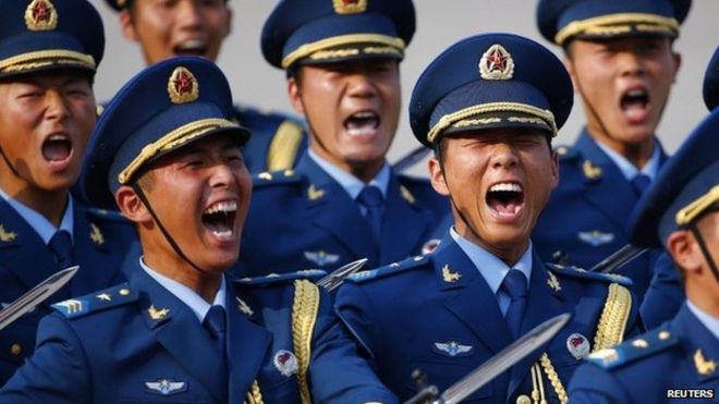 Солдаты из почетного караула китайской армии кричат, когда они маршируют во время церемонии встречи премьер-министра Кувейта в Пекине, 3 июня