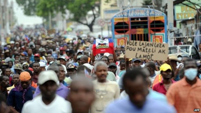 Демонстранты маршируют во время антиправительственной акции протеста в Порт-о-Пренсе, Гаити, 5 июня 2014 года