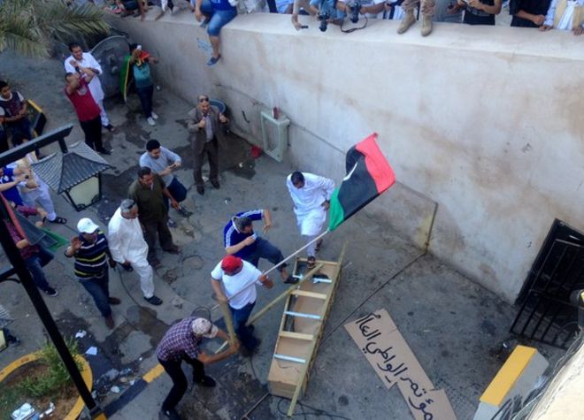 Протестующие в Триполи разгромили самодельный гроб, нацарапанный именами бескомпромиссной исламистской милиции Ансар аш-Шария и национального конгресса страны.