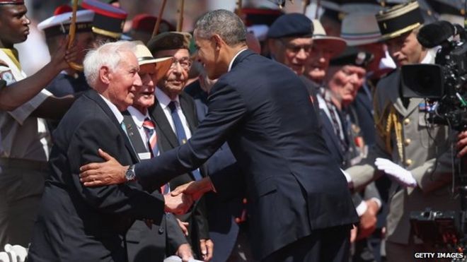 Президент Обама приветствует ветеранов