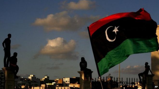 Ливийцы наблюдают за протестом против бригад «Ансар аш-Шариат» и других исламских ополченцев в Бенгази, Ливия, в пятницу, сентябрь.21, 2012.