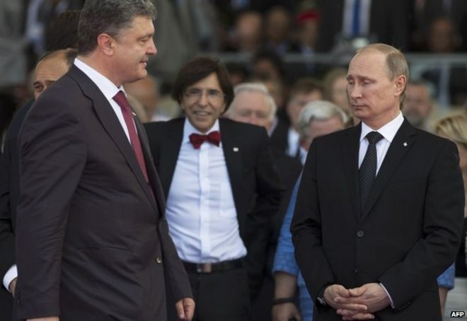 Избранный президент Украины Петр Порошенко (слева) проходит мимо президента России Владимира Путина (справа) во время международной церемонии празднования дня Д на пляже Уистреам, Нормандия, 6 июня 2014 года