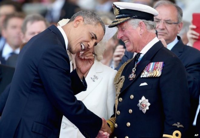 Британский принц Чарльз (справа) смеется, встречаясь с президентом США Бараком Обамой,