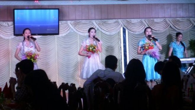 Певцы выступают в ресторане Пхеньян в Пномпене
