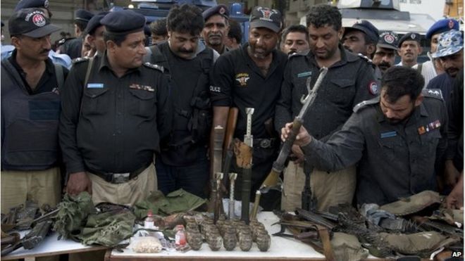 Полиция демонстрирует оружие и боеприпасы, привезенные боевиками, международный аэропорт Джинна, Карачи (9 июня 2014 года)
