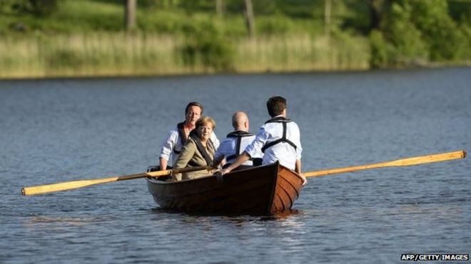 Дэвид Кэмерон, Ангела Меркель, Фредрик Рейнфельдт и Марк Рютте беседуют в лодке возле летней резиденции премьер-министра Швеции
