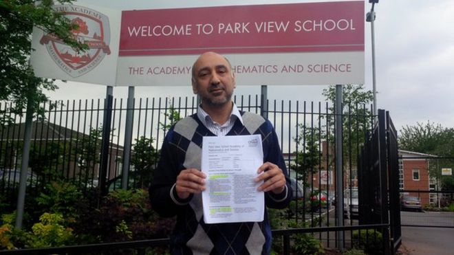 Аршад Малик, родитель школы Park View School, на фото за пределами ворот представил отчет Ofsted, в котором к академии были применены особые меры