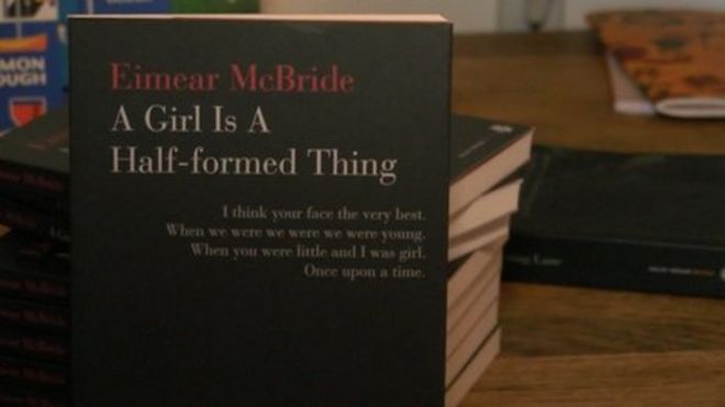 Дебютный роман Эймера Макбрайда «Девушка - это наполовину сформированная вещь»