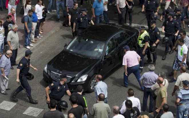 Протестующие окружают машину в Мадриде (12 июня)