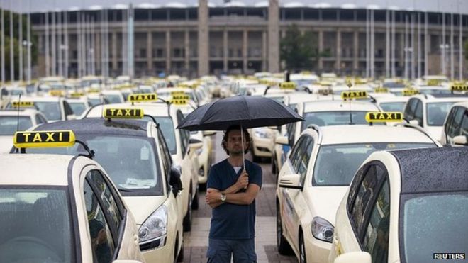 Такси протестуют перед олимпийским стадионом в Берлине. 11 июня 2014