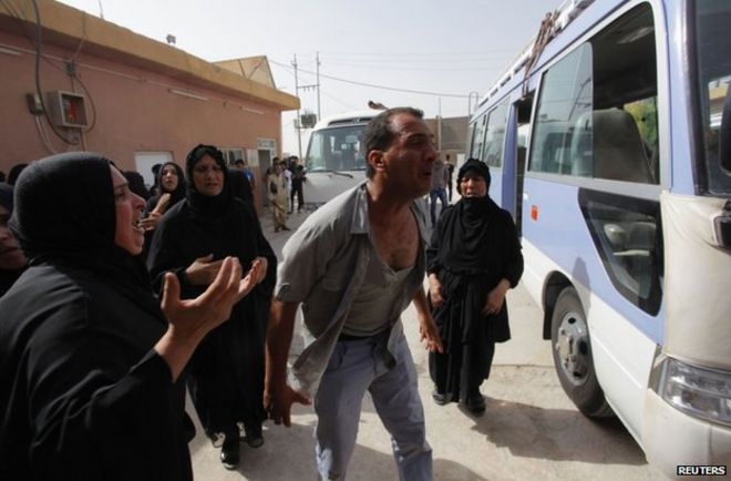 Скорбящие в Наджафе, на юге Ирака, 12 июня