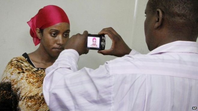 Задержанная сомалийская женщина сфотографировалась перед тем, как ее сняли отпечатки пальцев и показали на спортивном стадионе Касарани - 9 апреля 2014 года