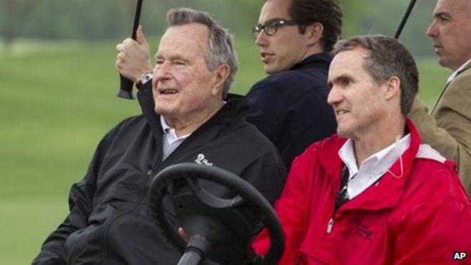 Джордж Буш-старший (слева) на турнире по гольфу в Хьюстоне (апрель 2014 года)