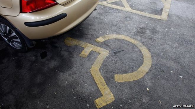 Автомобиль припаркован на парковке для инвалидов