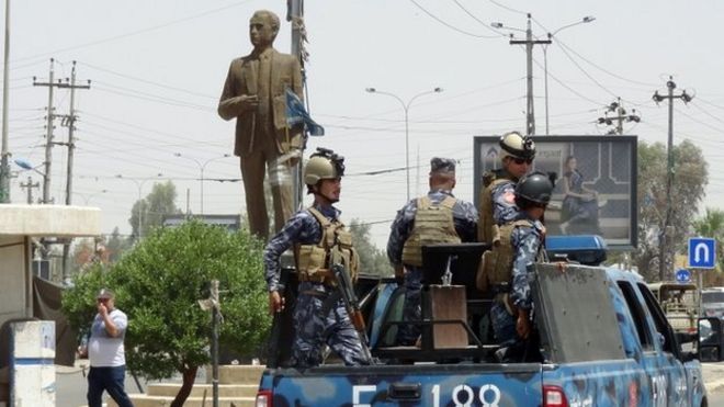 Курдские иракские силы безопасности патрулируют улицу в Киркуке 13 июня 2014 года