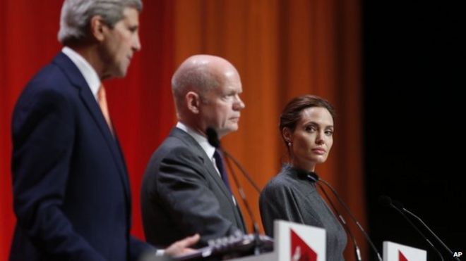 (l-r) Госсекретарь США Джон Керри, министр иностранных дел Великобритании Уильям Хейг и американская актриса Анджелина Джоли на совместной пресс-конференции в конце саммита «Конец сексуальному насилию в конфликте» в Лондоне, 13 июня 2014 года