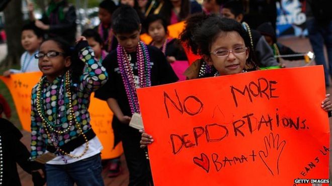 Ребенок держит знак протеста против депортации иммигрантов на демонстрации возле Белого дома 23 апреля 2014 года.