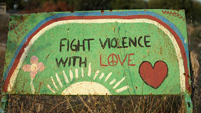 Знак со словами «Бороться с насилием с любовью»