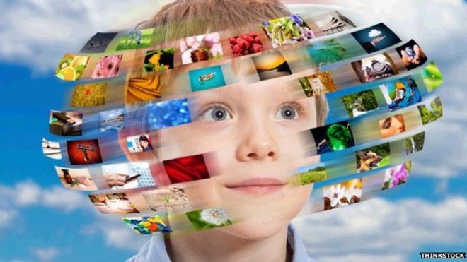 Мальчик с сотнями цифровых изображений, идущих вокруг его головы