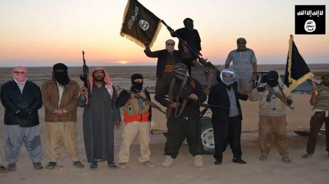 Снимок экрана с пропагандистским видео, загруженным 11 июня 2014 года группой джихадистов «Исламское государство Ирак» и «Левант» (Исида), как утверждается, показывает, что боевики Исиды собираются в неизвестном месте в иракской провинции Ниневия.