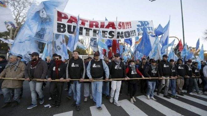 Демонстрация средств против грифов в Аргентине, 20 июня, 14