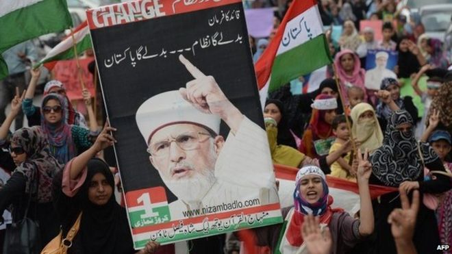 Сторонники пакистанского проповедника Тахир-уль-Кадри протестуют против убийства последователей во время столкновений с полицией в Исламабаде 19 июня 2014 года.