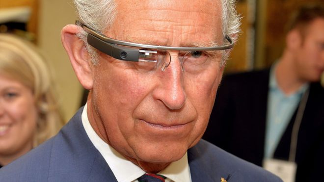 Принц Чарльз примеряет Google Glass