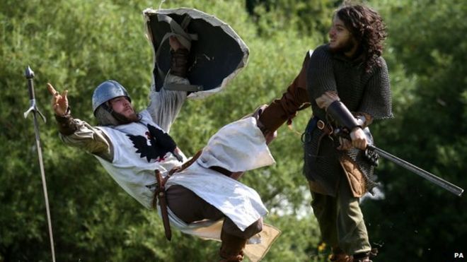 Дейв Рэмси (слева) и Лиам Варга из треста Кланранальд, участвующие в битве при Баннокберне